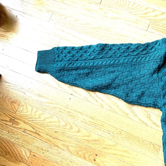 Western Island Emerald 100% Merino Wool Sweater - Picture 7 of 12